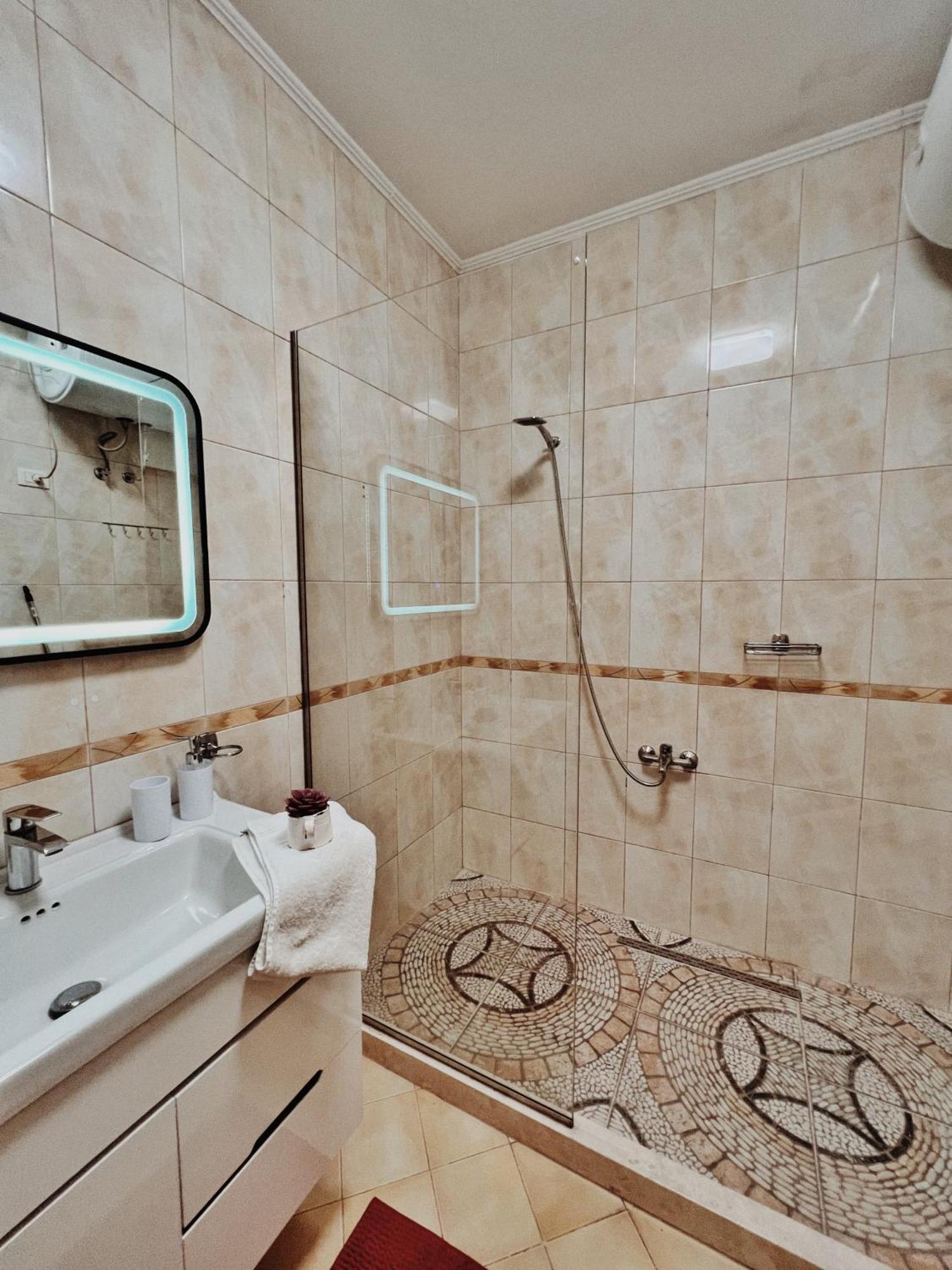 Cozy Rooftop Apartment - Your Home, Away From Home! Tirana Zewnętrze zdjęcie